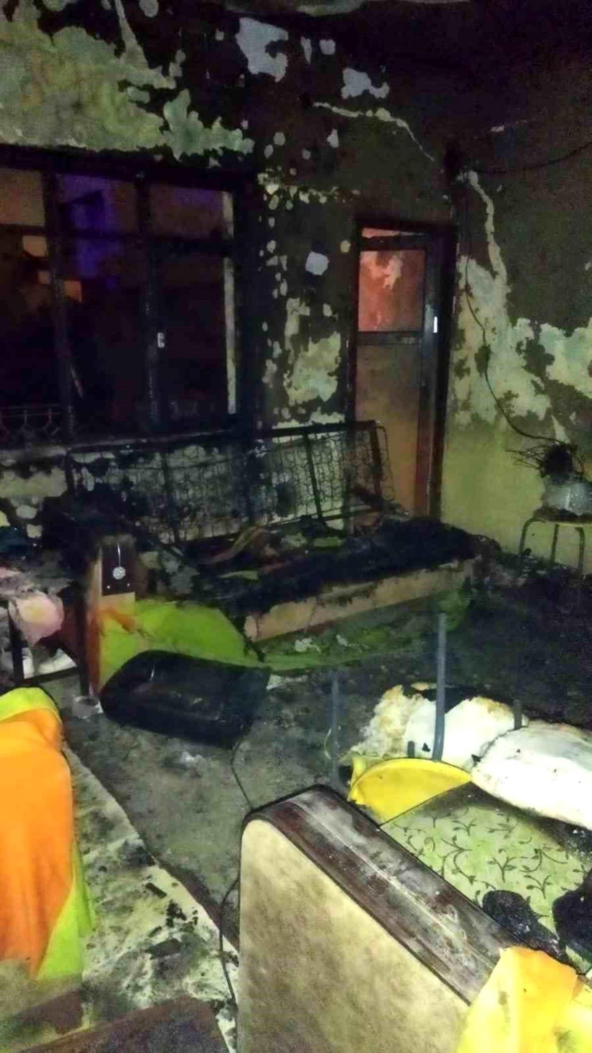 Tarsus’ta 2 katlı ev alev alev yandı