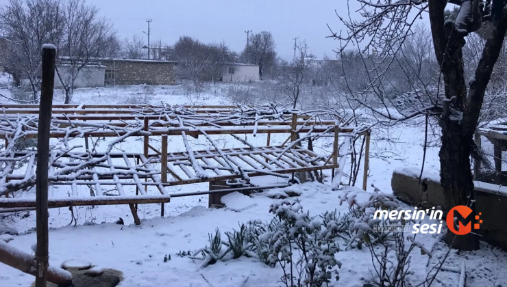 Mersin’in Gülnar ilçesi kar yağışıyla beyaza büründü